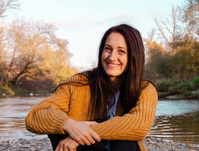 Portrait von Nicole Künzl, lächelnd im Freien